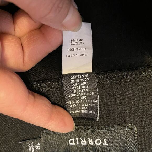 Torrid Black Capri Slim Leg High Rise Leggings Cropped Pants Size 1/1X Pull On - Picture 4 of 7